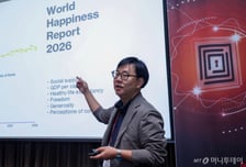 "선 넘는 한국인, 선 긋는 일본인처럼 불행 총량 줄여야"