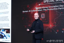 [사진]'2026 키플랫폼' 기조발표 하는 스테판 벤딘 부문장