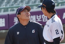 [포토] 조동관 코치 '민석이 마이 컸네'