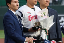 [포토] 유강남 '1000 안타 달성입니다'