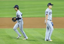 [포토] 3회말 김서현과 교체되는 황준서