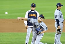 [한번에쓱] '김서현 카드 꺼낸 달감독' 3회말 황준서 대신 마운드 오른 김서현