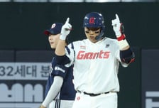 [포토] 한동희 '2루타 행진 이어간다'