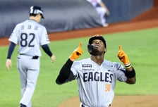 [한번에쓱] 서현아 힘내! '4회초 한점차 추격하는 솔로홈런' 페라자