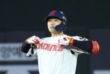 [포토] 신윤후 '거인의 유니폼'