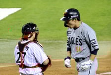 [포토] 한점 더  달아나는 이글스 '5회초 솔로홈런' 문현빈