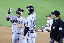 [포토] '6회초 4점차로 벌리는 2타점 적시타' 황영묵