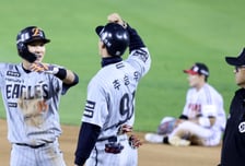 [포토] '6회초 4점차로 벌리는 2타점 적시타' 황영묵