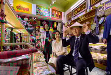 "신짜오!" 李 대통령 부부, 순방 마지막 밤 하노이 시내 '깜짝 등장'