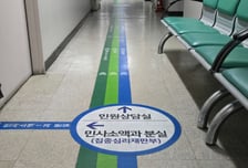 법정 선 10대, 옆엔 변호사 대신 '엄마'..."AI 덕" 나홀로 소송 따라가 보니