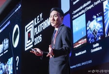 [사진]'우주포럼' 우주 태양전지 소개하는 안태훈 대표