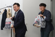 "치킨이요" 장관님 직접 배달까지…행안부 녹이는 윤호중 '파격 리더십'