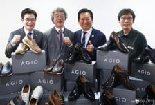 정청래-유시민, 90도 인사하며 책 선물...나란히 정원오 지원사격