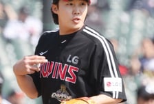 '악 날벼락!' LG 9회말 유영찬 부상 OUT, 두산과 첫 잠실 라이벌전 승리하고도 마음껏 웃지 못했다 '임찬규 첫 승-문보경 3안타' [잠실 현장리뷰]