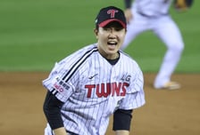 '충격 날벼락' LG 유영찬 수술받은 팔꿈치 또 부상이라니→오늘(25일) 병원 검진 결과에 촉각, 대체 마무리 투수는 누구?