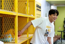 [포토] '과자 먼저 확인했다' 기자실 찾은 김광현
