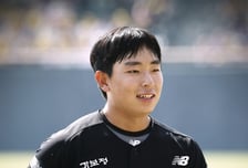 'KT 특급 신인' 이강민 선발 제외, 이강철 감독 "관리 차원, 상대 선발이 우타자에 극강이라" [인천 현장]