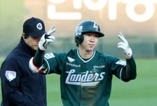 [한번에쓱]개막 22경기 연속안타 '내가 생각해도 난 미쳤다!' 보쉴리 상대 1회말 첫타석부터 2루타 터트린 박성한