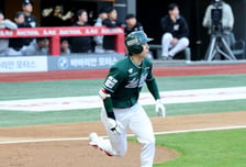 [포토]개막 22경기 연속안타  첫타석부터 2루타 터트린 박성한
