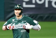 [포토]'5회말 1점 추가!'  오태곤