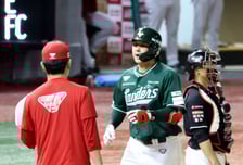 [포토]'6회말 홈런 한방 추가요!' 4400루타 달성 최정