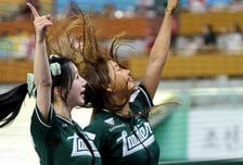 [한번에쓱]오늘은 마법도 안통하지! '최정 홈런에 신바람 난' 배수현과 허수미