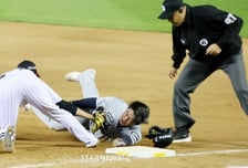 '아뿔싸!' 한화 노시환 '헤드샷' 정통으로 맞고 그 자리에 쓰러졌다... 던진 투수는 퇴장 '천만다행' 교체는 NO