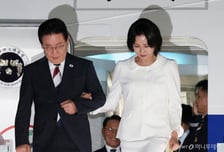 이재명 대통령, 인도·베트남 순방 마치고 귀국…김민석 총리 마중