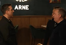 21년 전 싸운 팬과 '충격 재회'... 네빌, 보자마자 욕부터 폭발 "징글징글한 녀석" 아이 향해 '분노의 킥' 날린 사연