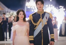 '21세기 대군부인' 아이유-변우석, 공주-왕자 비주얼로 동화속 한장면 연출