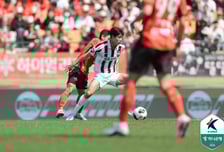 "어깨 휘둘렀더니 안면 주먹질" 송준석-손정범, 볼썽사나운 '동반 퇴장'... 서울, 강원에 2-1 승리 '선두질주'