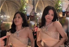 취기 오른 송혜교, 볼 키스에 애교까지…파리서 뽐낸 '반전 매력'