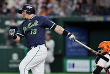 방망이 놓쳐 심판 머리 직격했던 日리그 외인타자, 이번엔 포수 머리 강타→"또 너야? 대책 마련해라!"