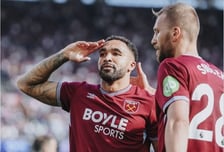 토트넘 좋다 말았네! 17위→18위 돌려보낸 92분 극장골... '경쟁팀' 웨스트햄, 에버턴에 2-1 짜릿승