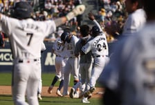 '10회' 두산의 새 역사 창조! 끝내기 주인공 탄생했다, 사령탑 "아주 큰 역할을 했다" 극찬한 또 다른 1인은? [잠실 현장리뷰]