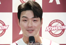 [포토] 박병호 은퇴 기자회견 '팬 행렬에 감동'