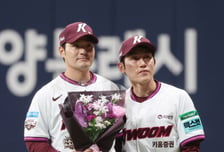 [포토] 박병호 '마지막 꽃다발'