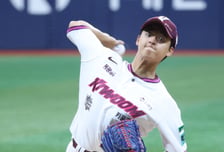 [포토] 박준현 '떨리고 설레는 1군 데뷔전'