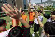 개혁신당, 부산서 오렌지 유니폼에 풋살 한판…"뛰노는 학교 만들자"