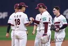 '父 절친 삼촌' 박병호 건넨 공 받은 박준현 초긴장→결국 안우진도 못한 '고졸신인' 데뷔 선발승 해냈다