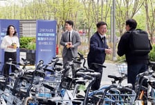야근 중 "치킨 왔어요" 장관님 깜짝 방문...직원 사기 쭉쭉
