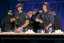 "외로운 늑대 소행"...트럼프 참석 백악관 만찬서 '총격'