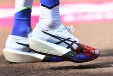 "런닝화가 피로 뒤덮였다" 인류 최초 '1시간대' 마라톤 기록 나온 날, 여자부선 지옥의 레이스 "내 발이 터져버렸어"