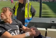 '대참사' 토트넘 7번, 들것 실려 가며 팬들과 욕설 '난투극'... "무릎 박살 난 것도 억울한데" 강등권 탈출 '빨간불'