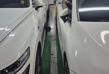 차 문 못 열 정도로 바짝 주차...연락했더니 "선 안에 댔는데 왜 시비?"