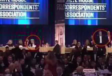 '탕탕' 총성 울리자 트럼프 앞으로 휙...'나비 넥타이 남성' 화제