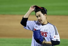 '팔꿈치 피로골절' LG 마무리 유영찬, 끝내 수술 택했다 "日 병원 진료 후 핀 고정술 받는다"