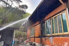 지붕 까마귀 쫓으려 폭죽 '펑'…주택 화재로 번져 2500만원 피해