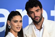 '성중독 고백' 유명 스포츠 스타만 홀리는 사타, 파격 비키니 입고 새 남친과 휴가... EPL·NBA 선수 이어 테니스까지