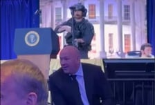 백악관 총격전이 멋졌다고? 현장 있던 UFC 회장 "총알 날아와도 난 안 엎드렸다" 신나서 영웅담 '기행'